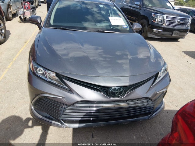45876673 :رقم المزاد ، 4T1C11AK8NU640002 vin ، 2022 Toyota Camry Le مزاد بيع