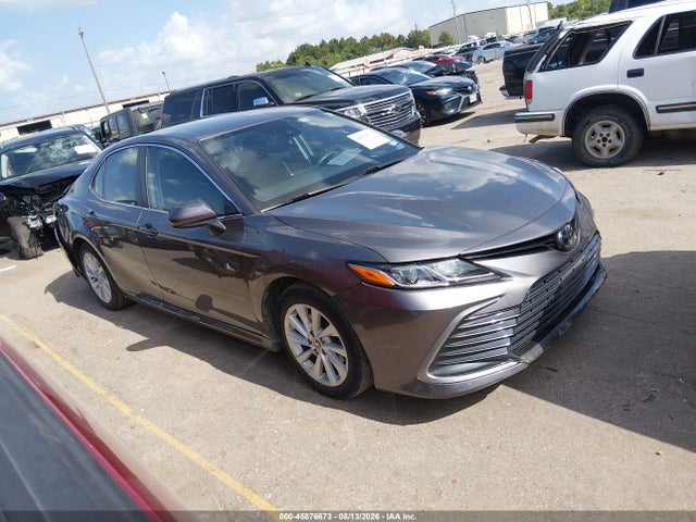 45876673 :رقم المزاد ، 4T1C11AK8NU640002 vin ، 2022 Toyota Camry Le مزاد بيع
