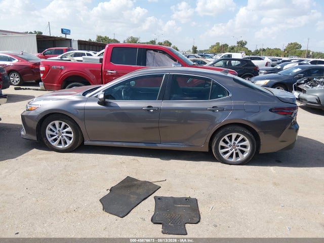 45876673 :رقم المزاد ، 4T1C11AK8NU640002 vin ، 2022 Toyota Camry Le مزاد بيع