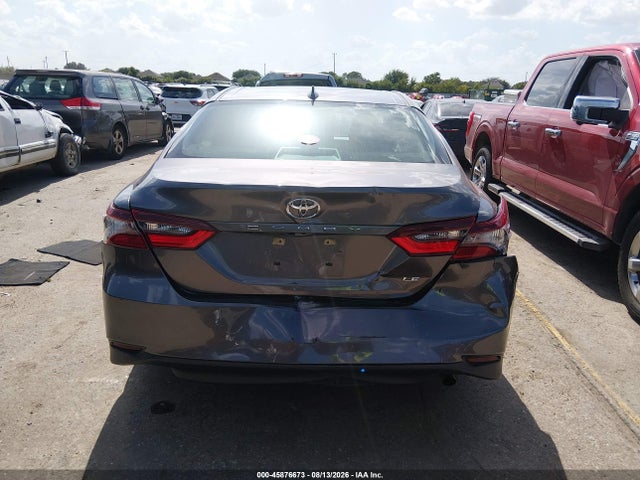 45876673 :رقم المزاد ، 4T1C11AK8NU640002 vin ، 2022 Toyota Camry Le مزاد بيع