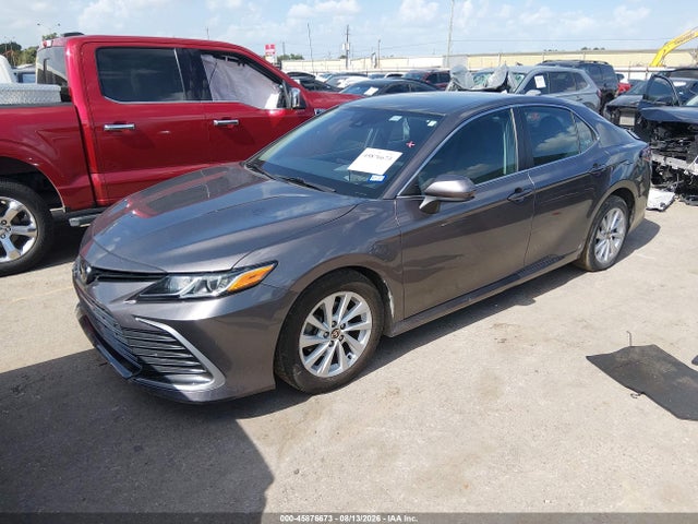 45876673 :رقم المزاد ، 4T1C11AK8NU640002 vin ، 2022 Toyota Camry Le مزاد بيع