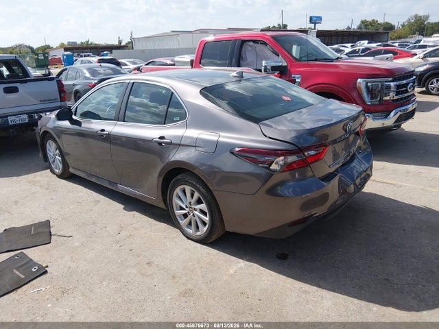 45876673 :رقم المزاد ، 4T1C11AK8NU640002 vin ، 2022 Toyota Camry Le مزاد بيع