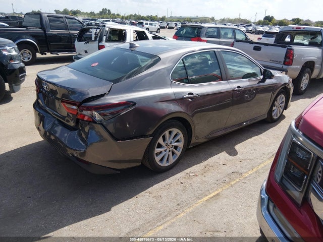 45876673 :رقم المزاد ، 4T1C11AK8NU640002 vin ، 2022 Toyota Camry Le مزاد بيع