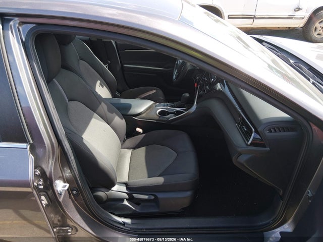 45876673 :رقم المزاد ، 4T1C11AK8NU640002 vin ، 2022 Toyota Camry Le مزاد بيع