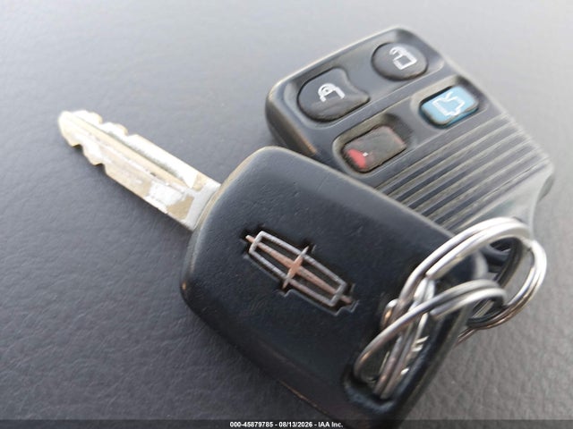 Продажа на аукционе авто 2008 Lincoln Town Car Signature Limited, vin: 2LNHM82V68X659837, номер лота: 45879785