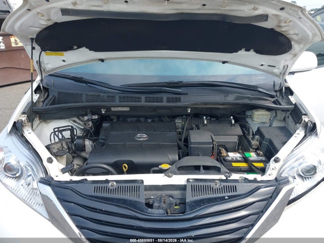 45880851 :رقم المزاد ، 5TDKK3DC2BS002079 vin ، 2011 Toyota Sienna Le V6 مزاد بيع
