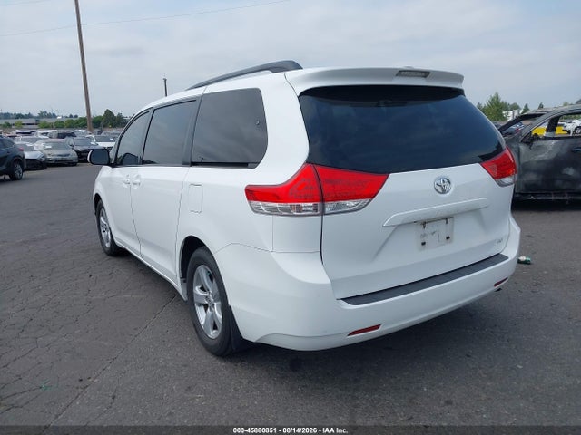 45880851 :رقم المزاد ، 5TDKK3DC2BS002079 vin ، 2011 Toyota Sienna Le V6 مزاد بيع