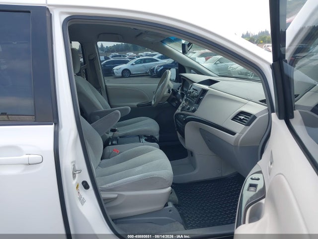 45880851 :رقم المزاد ، 5TDKK3DC2BS002079 vin ، 2011 Toyota Sienna Le V6 مزاد بيع