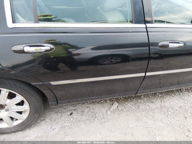 45881577 :رقم المزاد ، 2LNBL8CV2BX751686 vin ، 2011 Lincoln Town Car Signature Limited مزاد بيع