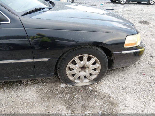 45881577 :رقم المزاد ، 2LNBL8CV2BX751686 vin ، 2011 Lincoln Town Car Signature Limited مزاد بيع