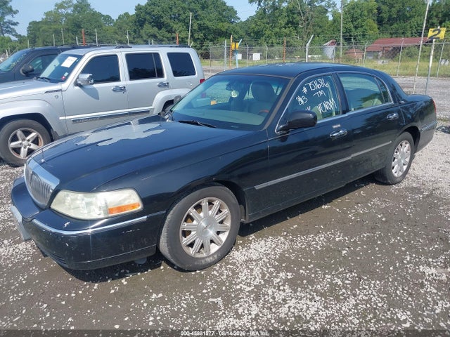 45881577 :رقم المزاد ، 2LNBL8CV2BX751686 vin ، 2011 Lincoln Town Car Signature Limited مزاد بيع