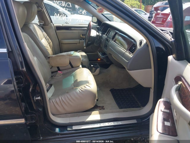 45881577 :رقم المزاد ، 2LNBL8CV2BX751686 vin ، 2011 Lincoln Town Car Signature Limited مزاد بيع
