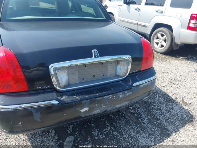 45881577 :رقم المزاد ، 2LNBL8CV2BX751686 vin ، 2011 Lincoln Town Car Signature Limited مزاد بيع