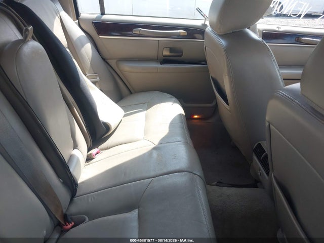 45881577 :رقم المزاد ، 2LNBL8CV2BX751686 vin ، 2011 Lincoln Town Car Signature Limited مزاد بيع