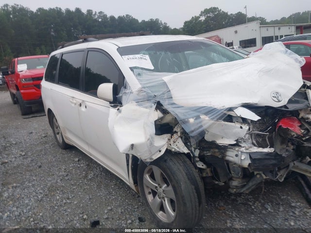 45883896 :رقم المزاد ، 5TDKK3DC3BS131125 vin ، 2011 Toyota Sienna Le V6 مزاد بيع