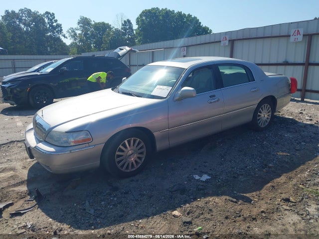 Продажа на аукционе авто 2004 Lincoln Town Car Ultimate, vin: 1LNHM83W14Y674134, номер лота: 45884279