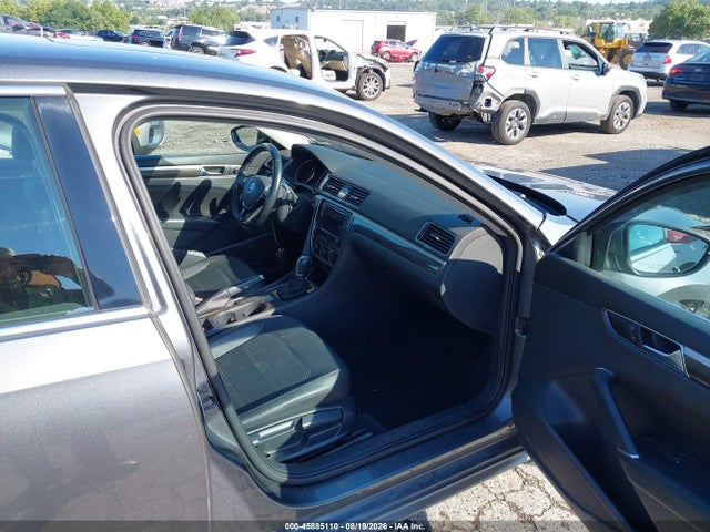 1VWBT7A30HC052852 Volkswagen Passat 1.8t Se