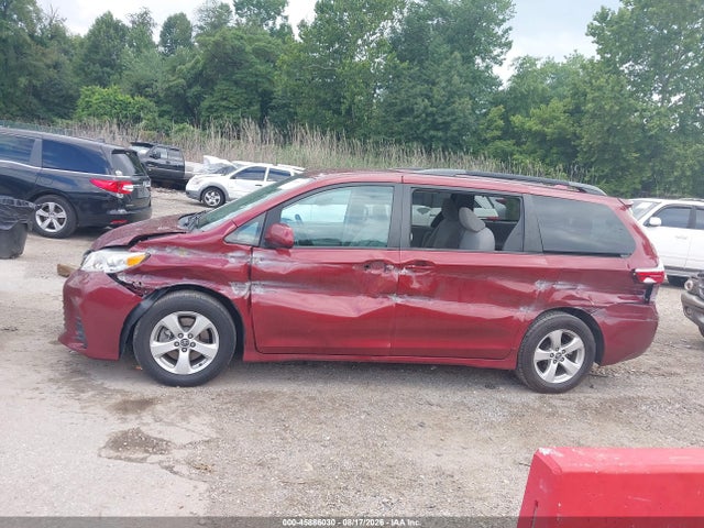 45886030 :رقم المزاد ، 5TDKZ3DC5JS904669 vin ، 2018 Toyota Sienna Le 8 Passenger مزاد بيع