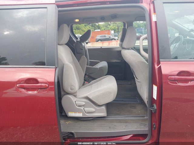 45886030 :رقم المزاد ، 5TDKZ3DC5JS904669 vin ، 2018 Toyota Sienna Le 8 Passenger مزاد بيع