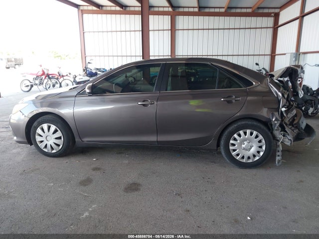 2015 Toyota Camry Le მანქანა იყიდება აუქციონზე, vin: 4T1BF1FK5FU042361, აუქციონის ნომერი: 45886704