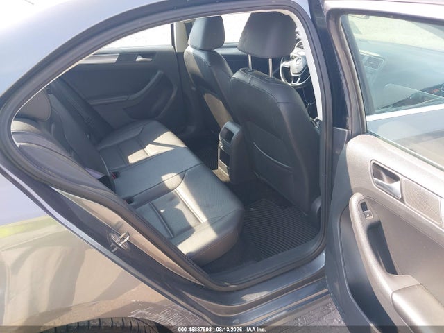 45887593 :رقم المزاد ، 3VWD17AJ1FM230552 vin ، 2015 Volkswagen Jetta 1.8t Se مزاد بيع