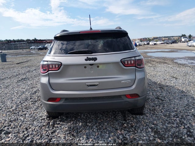 3C4NJCBBXJT165724 Jeep Compass Latitude Fwd