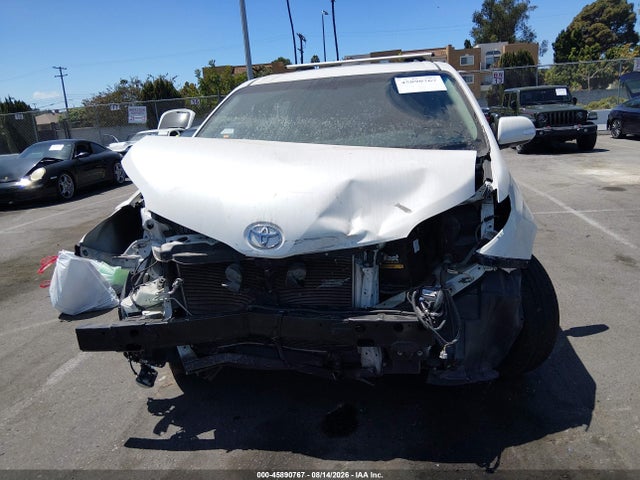 Продажа на аукционе авто 2016 Toyota Sienna Limited 7 Passenger, vin: 5TDYK3DC1GS721955, номер лота: 45890767