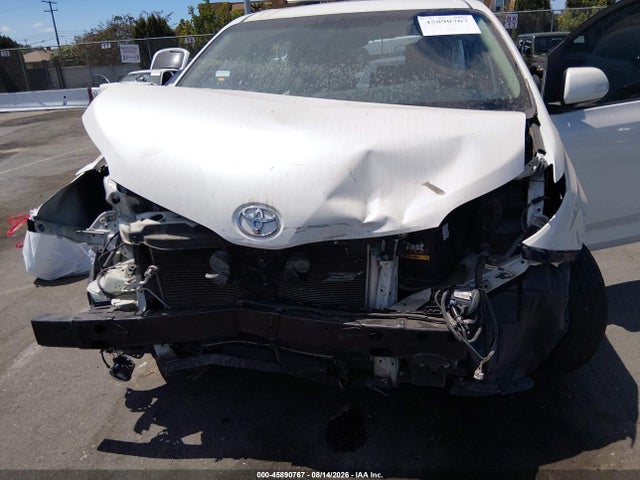 Продажа на аукционе авто 2016 Toyota Sienna Limited 7 Passenger, vin: 5TDYK3DC1GS721955, номер лота: 45890767