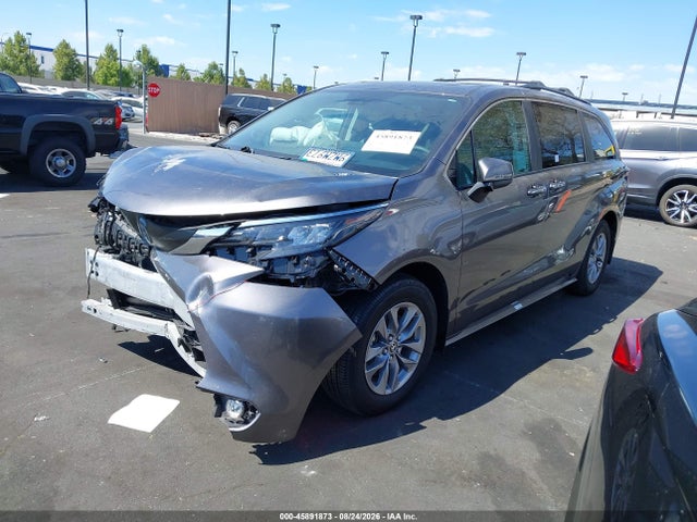 Toyota SIENNA XLE 2024 5TDJRKEC3RS213415 Image 2