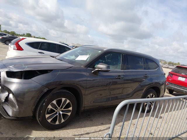 2022 Toyota Highlander Xle მანქანა იყიდება აუქციონზე, vin: 5TDGZRBH2NS211877, აუქციონის ნომერი: 45894999