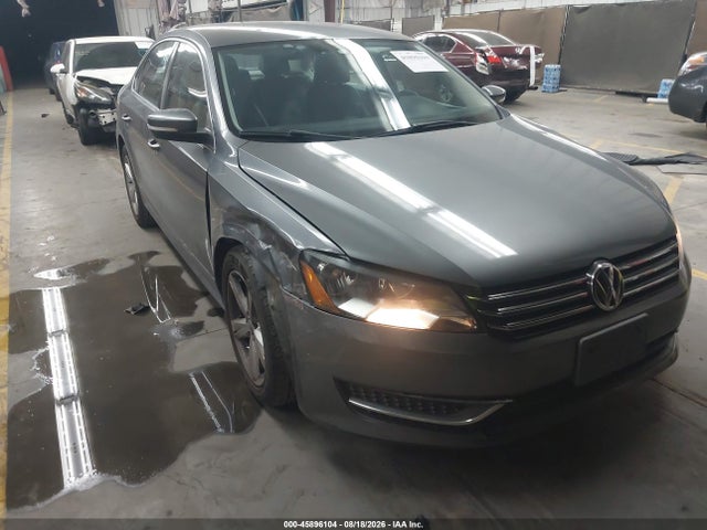 2013 Volkswagen Passat 2.5l Se მანქანა იყიდება აუქციონზე, vin: 1VWBP7A31DC137343, აუქციონის ნომერი: 45896104