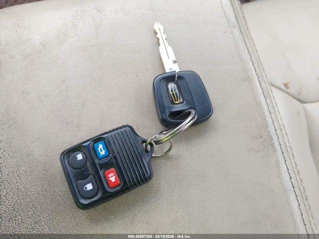 45897350 :رقم المزاد ، 1LNHM83W71Y633468 vin ، 2001 Lincoln Town Car Cartier مزاد بيع