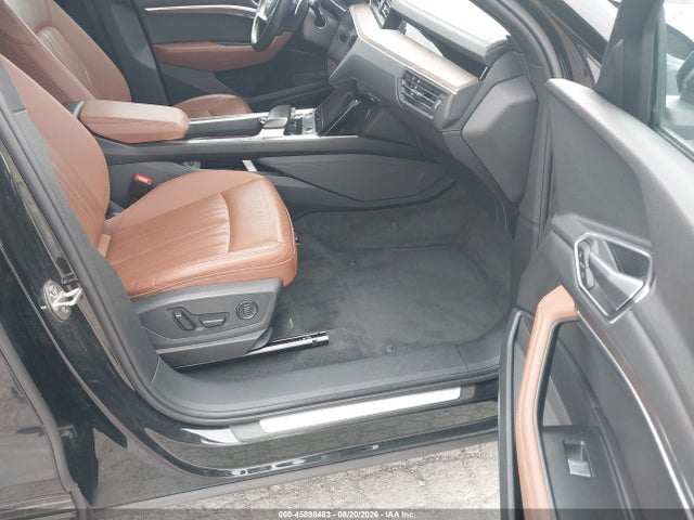 45898483 :رقم المزاد ، WA1LAAGE4NB026091 vin ، 2022 Audi E-tron Premium Plus Quattro مزاد بيع