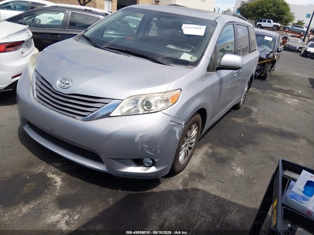 5TDYK3DC8FS577321 Toyota Sienna Xle 8 Passenger