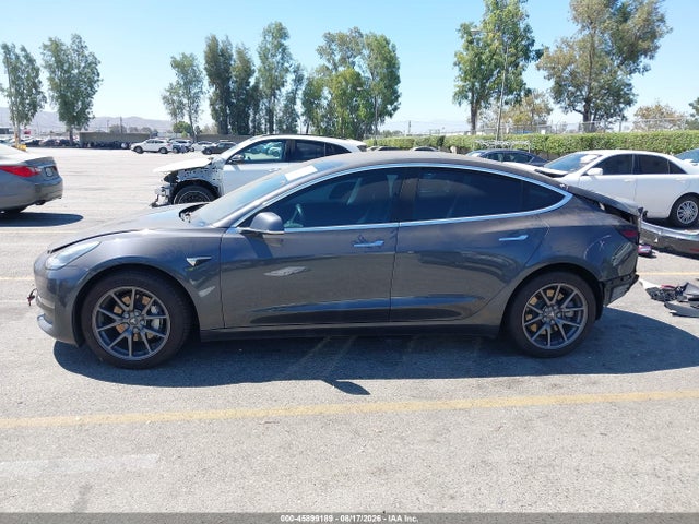 45899189 :رقم المزاد ، 5YJ3E1EBXJF093241 vin ، 2018 Tesla Model 3 Long Range/performance مزاد بيع
