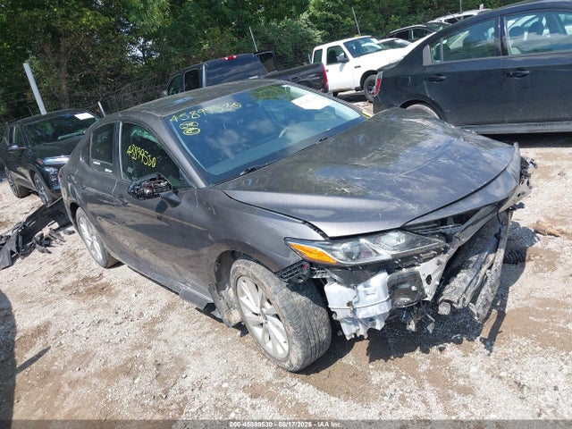 45899530 :رقم المزاد ، 4T1C11AK5MU565810 vin ، 2021 Toyota Camry Le مزاد بيع