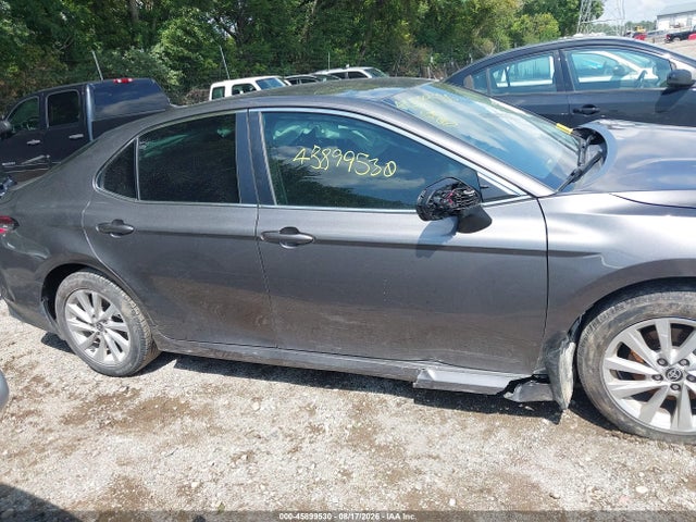 45899530 :رقم المزاد ، 4T1C11AK5MU565810 vin ، 2021 Toyota Camry Le مزاد بيع