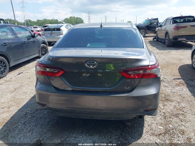 45899530 :رقم المزاد ، 4T1C11AK5MU565810 vin ، 2021 Toyota Camry Le مزاد بيع