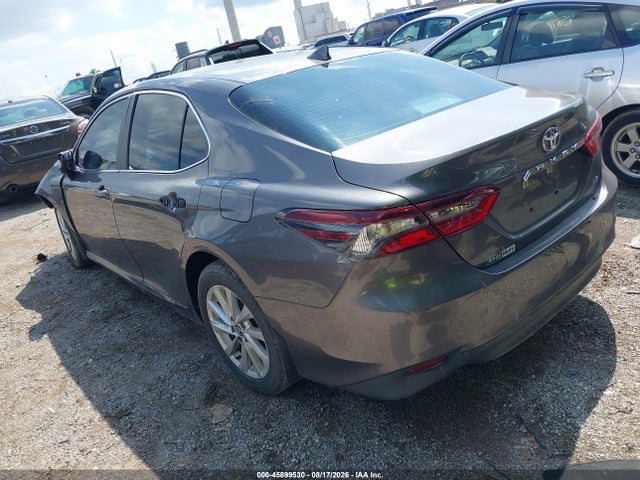 45899530 :رقم المزاد ، 4T1C11AK5MU565810 vin ، 2021 Toyota Camry Le مزاد بيع