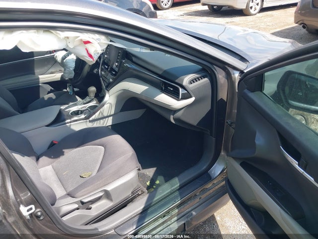 45899530 :رقم المزاد ، 4T1C11AK5MU565810 vin ، 2021 Toyota Camry Le مزاد بيع
