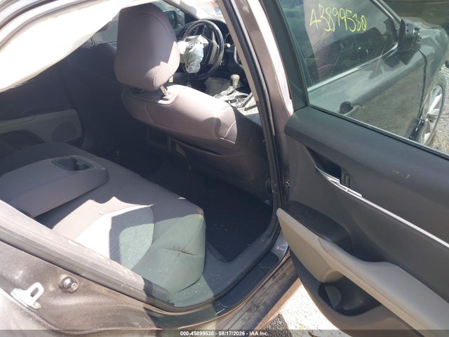 45899530 :رقم المزاد ، 4T1C11AK5MU565810 vin ، 2021 Toyota Camry Le مزاد بيع