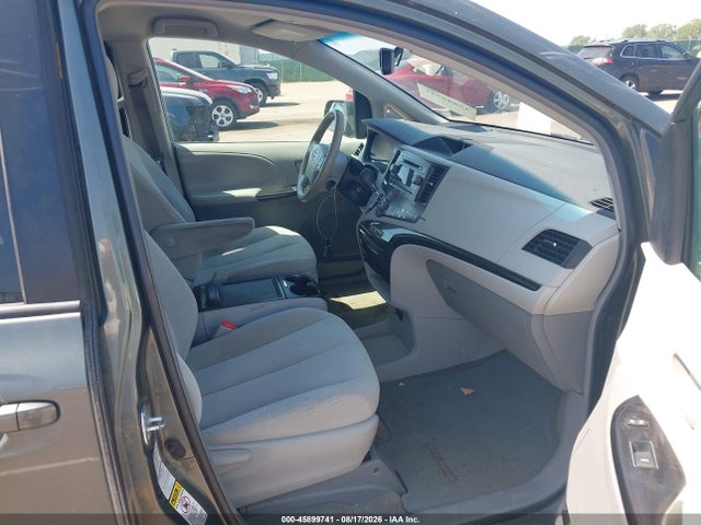 2013 Toyota Sienna Le 7 Passenger მანქანა იყიდება აუქციონზე, vin: 5TDJK3DC2DS054732, აუქციონის ნომერი: 45899741