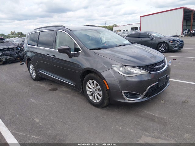 2017 Chrysler Pacifica Touring-l მანქანა იყიდება აუქციონზე, vin: 2C4RC1BG2HR831225, აუქციონის ნომერი: 45899922