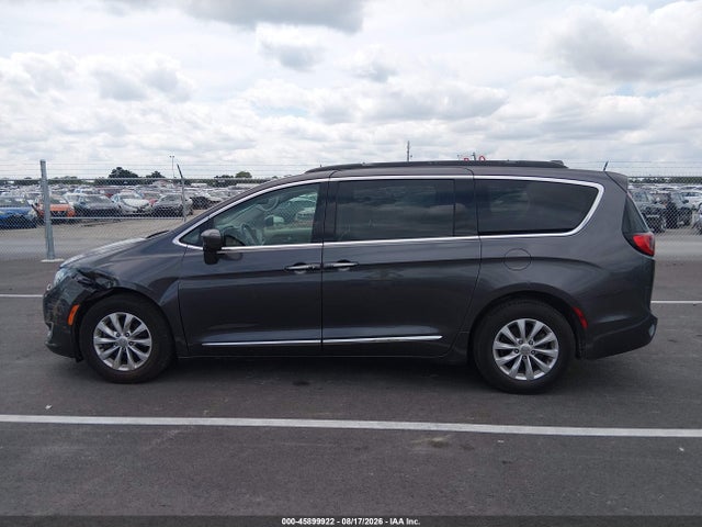 Продаж на аукціоні авто 2017 Chrysler Pacifica Touring-l, vin: 2C4RC1BG2HR831225, номер лоту: 45899922