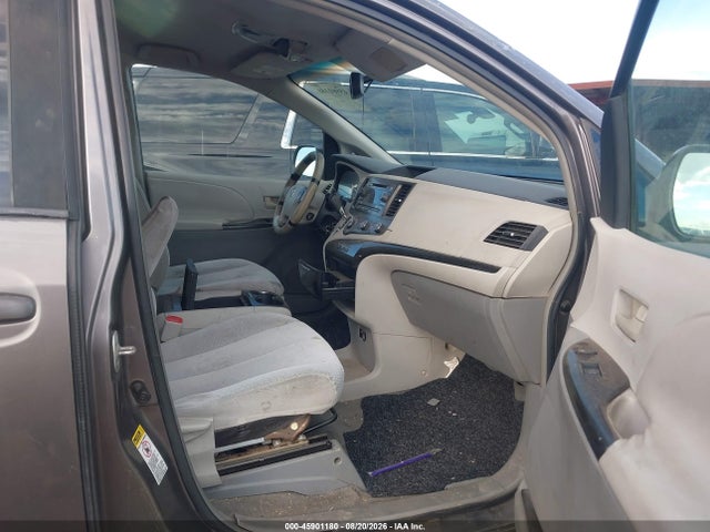 45901180 :رقم المزاد ، 5TDKK3DC5BS005395 vin ، 2011 Toyota Sienna Le V6 مزاد بيع