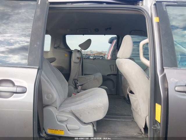 45901180 :رقم المزاد ، 5TDKK3DC5BS005395 vin ، 2011 Toyota Sienna Le V6 مزاد بيع