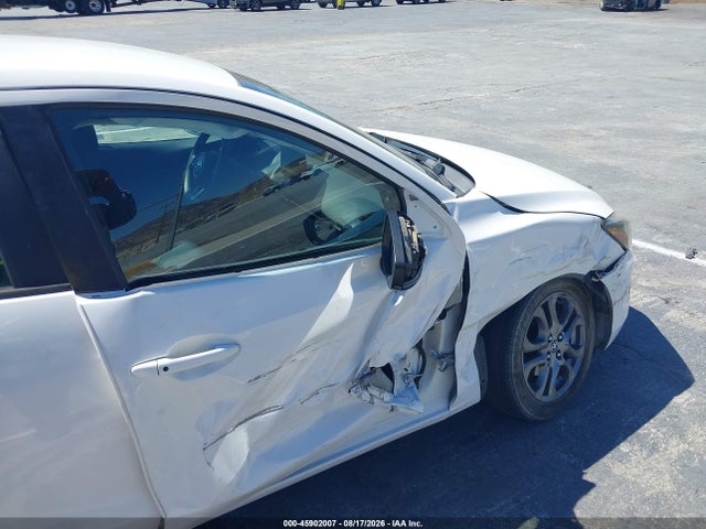 3MYDLBYV0KY525459 Toyota YARIS LE