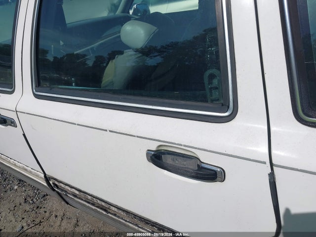 45905088 :رقم المزاد ، 1LNLM82W8SY610147 vin ، 1995 Lincoln Town Car Signature/spinnaker مزاد بيع