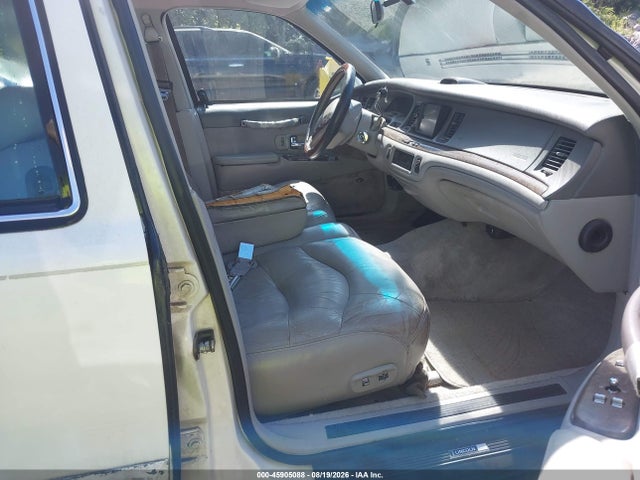 45905088 :رقم المزاد ، 1LNLM82W8SY610147 vin ، 1995 Lincoln Town Car Signature/spinnaker مزاد بيع