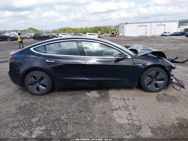 45905200 :رقم المزاد ، 5YJ3E1EA1JF018709 vin ، 2018 Tesla Model 3 مزاد بيع